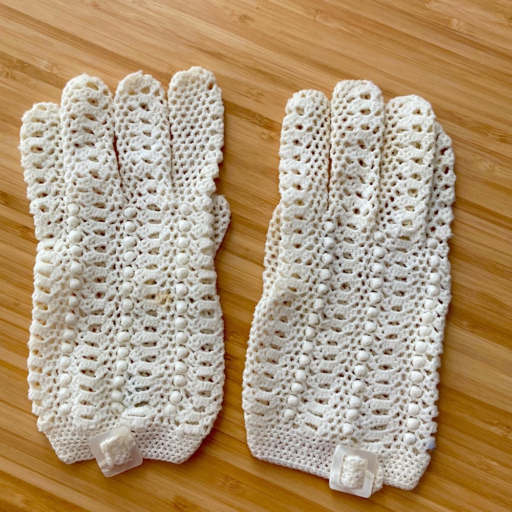 Vintage 50’s ladies gloves size small. Off white made in Italy. Nylon